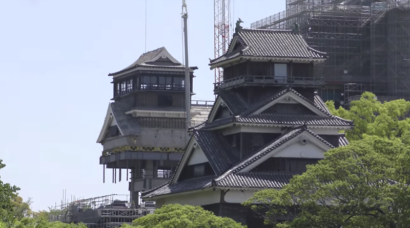Illustration for article titled Repairing Japanese Castles Looks Tricky